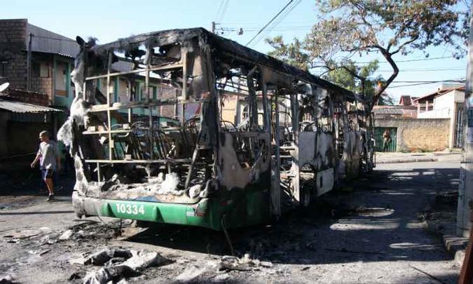 Veículo foi incendiado nesta quinta-feira no Bairro Serra Verde(foto: Edesio Ferreira/EM/D.A Press) Veículo foi incendiado nesta quinta-feira no Bairro Serra Verde(foto: Edesio Ferreira/EM/D.A Press)