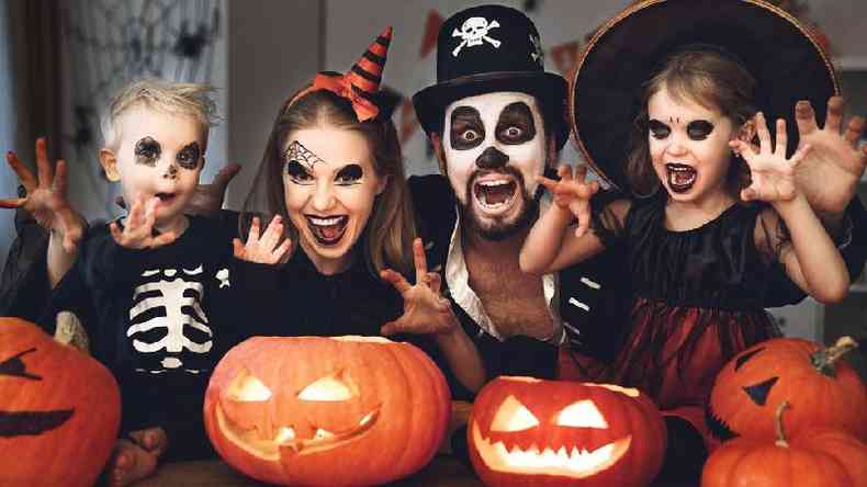 Famlia fantasiada para o Halloween, ou Dia das Bruxas