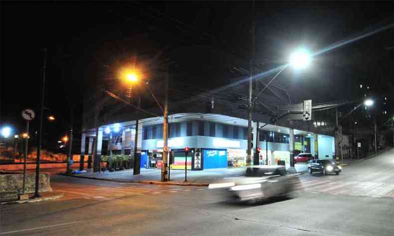 Contraste no cruzamento: j com as lmpadas de LED, a Avenida do Contorno (D) est mais clara que a Andradas(foto: Marcos Vieira/EM/DA Press)