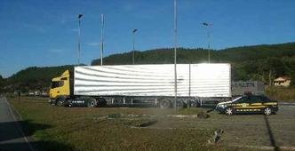De acordo com a PRF, a carreta transportavam 1,2 mil unidades de produtos eletroeletrônicos diversos(foto: Polícia Rodoviária Federal/PRF) De acordo com a PRF, a carreta transportavam 1,2 mil unidades de produtos eletroeletrônicos diversos(foto: Polícia Rodoviária Federal/PRF)