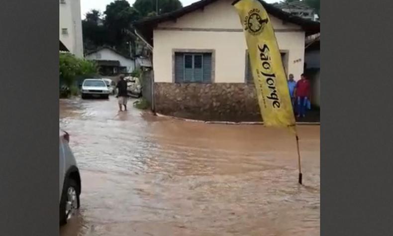 Rua Monsenhor Cerqueira conhecida como asfalto debaixo est entre as alagadas