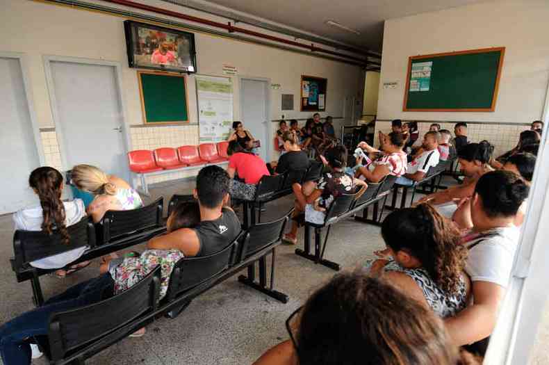 Pacientes com suspeita de dengue esperam atendimento em UPA da capital: Grande BH  um dos principais focos de ateno no estado(foto: leandro couri/em/d.a press)
