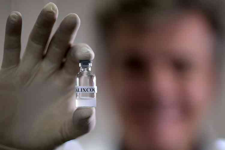 Vidrinho com a calixcoca, vacina para combater o vcio na droga