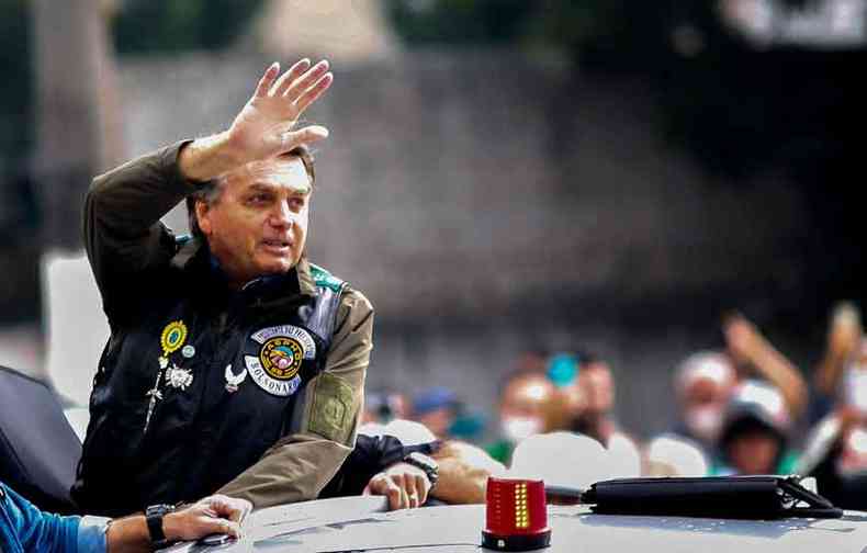 Bolsonaro durante passeio de moto em So Paulo: banalizao das atitudes negacionistas(foto: MIGUL SCHINCARIOL/AFP)