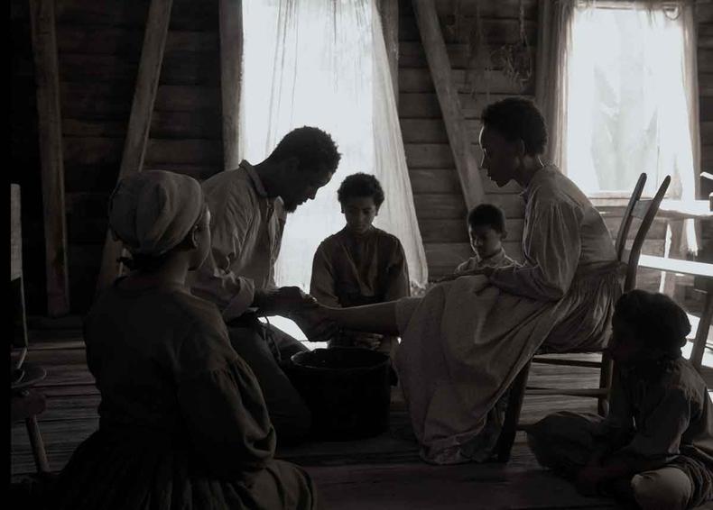 Will Smith vive 'Whipped Peter', negro que busca a liberdade ao ser arrancado da família e submetido a atrocidades por parte dos brancos(foto: Apple TV/divulgação) Will Smith e atores negros estão dentro de casa, interpretando família de escravos no filme Emancipation