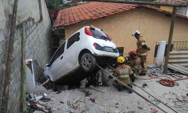 Carro batido em muro de residncia