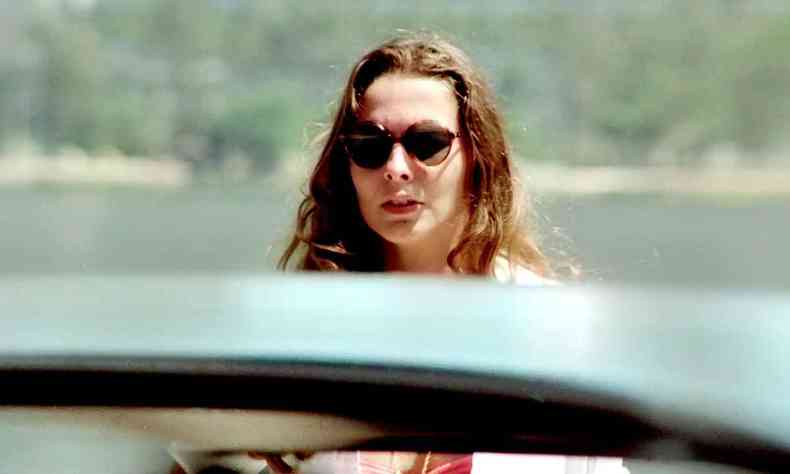Atriz Louise Cardoso est atrs de um carro e olha para o lado, em cena do filme Al Teteia