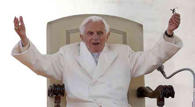 Bento XVI na Praa So Pedro em seu ltimo discurso pblico como Papa (foto: REUTERS/Alessandro Bianchi )