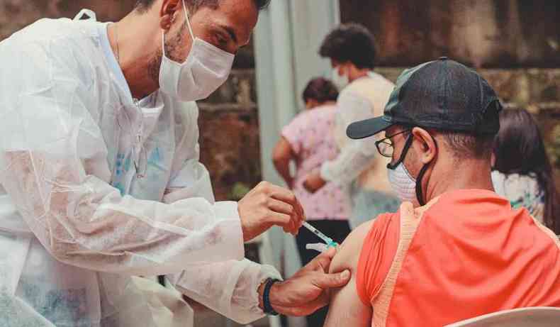 Homem sendo vacinado contra a COVID-19 em Neves