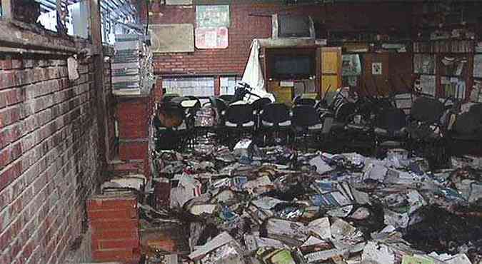 Cenrio de destruio na escola depois de incndio que parece ser criminoso(foto: Reproduo TV Alterosa)