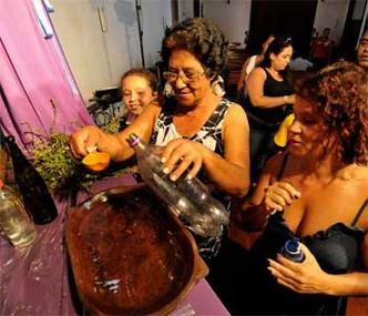 Aguardente usada para lavar o Cristo é engarrafada e guardada por moradores para fins terapêuticos(foto: Juarez Rodrigues/EM/D.A Press) Aguardente usada para lavar o Cristo é engarrafada e guardada por moradores para fins terapêuticos(foto: Juarez Rodrigues/EM/D.A Press)