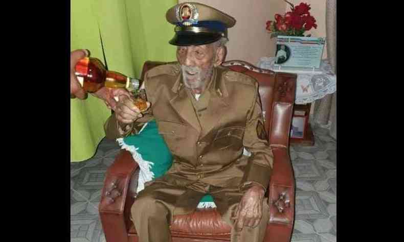 Sargento Olmpio foi homenageado como 'heri de guerra' ao completar 112 anos, em agosto passado(foto: Policia Militar/divulgao)