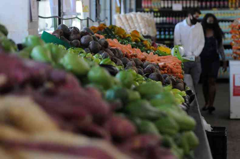 banca com alimentos legumes e verduras 