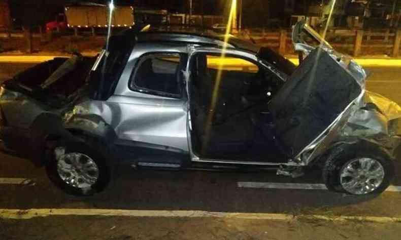 Carro ficou destrudo(foto: Divulgao/PMMG)