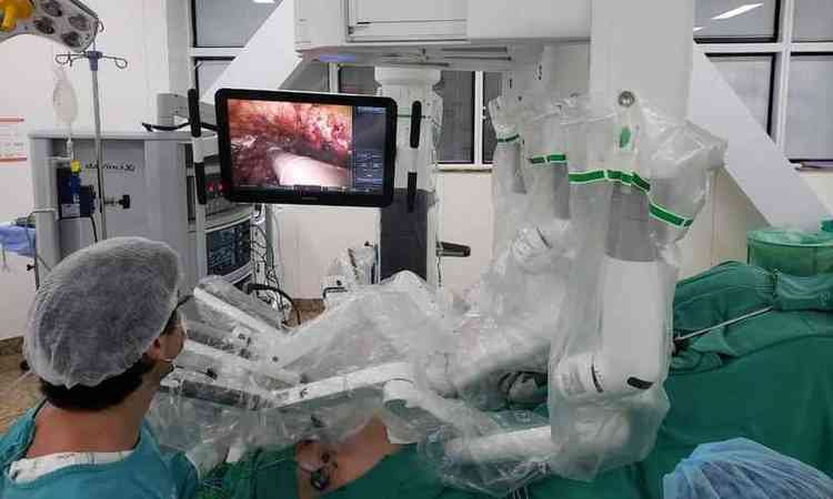 mdico conduzindo uma cirurgia robtica no centro cirrgico