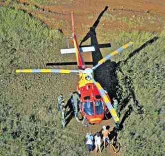 Helicptero do Corpo de Bombeiros resgatou os dois rapazes, que pediram socorro pelo celular, no incio da manh de ontem(foto: CORPO DE BOMBEIROS/REPRODUO)