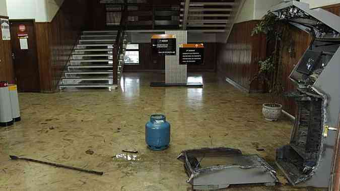 Rastros deixados pelos bandidos no centro administrativo depois de assalto (foto: Moises Silva/EM DA Press)