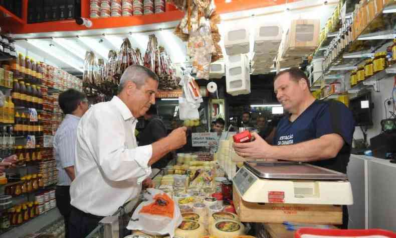 Braga Netto em uma das lojas do Mercado central