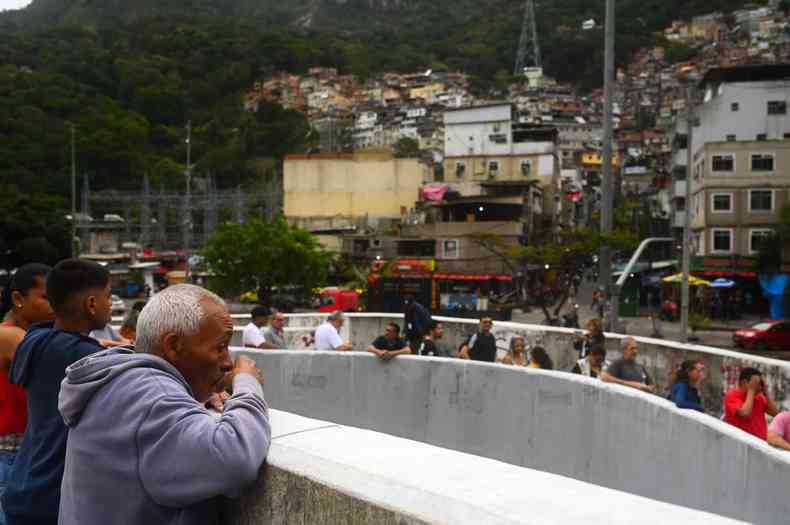 Eleitores em fila para votar na Rocinha