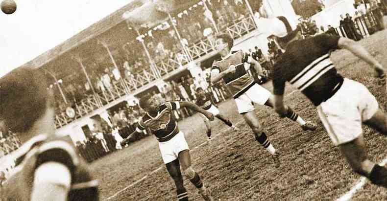 Palestra enfrenta o Amrica, em 1941. No ano seguinte, obrigado pelo governo brasileiro, que havia declarado guerra aos pases do Eixo, nascia oficialmente o Cruzeiro Esporte Clube, de uniforme azul e branco(foto: Arquivo EM %u2013 7/7/1941)