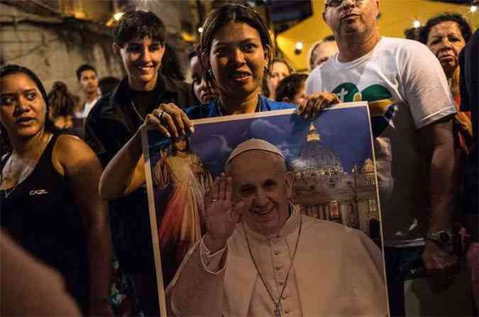 Catlicos esto na expectativa da chegada do papa(foto: AFP PHOTO / YASUYOSHI CHIBA )