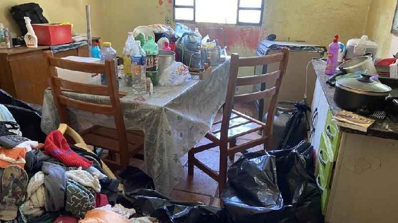 Casa bagunada e com sujeira