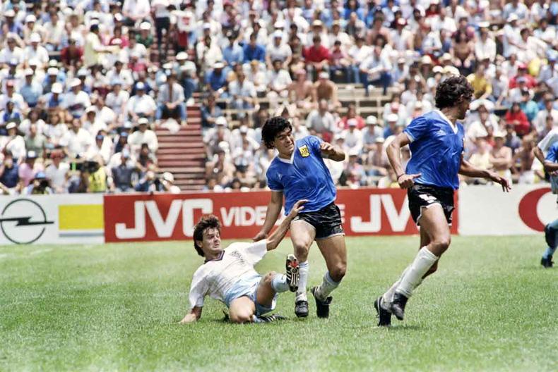Sotheby's vai leiloar a 10 usada por Maradona na vitória emblemática sobre a Inglaterra, na Copa do México (foto: STAFF/AFP - 22/8/86) Sotheby's vai leiloar a 10 usada por Maradona
