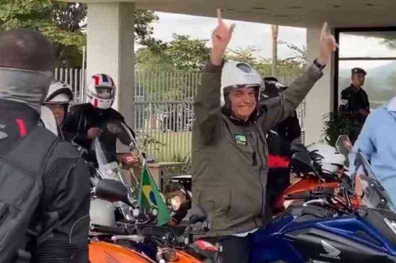 Em mais um rolê de moto, Bolsonaro não usou máscara, defendeu 'tratamento precoce' e causou aglomeração