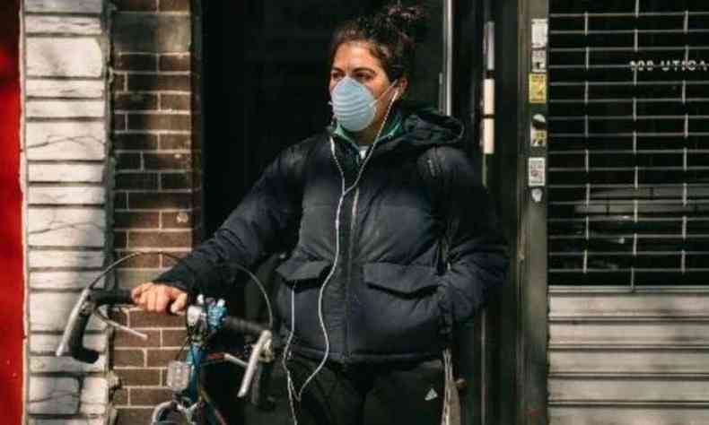 Mulher nas ruas de Nova Iorque, epicentro da pandemia nos EUA(foto: Scott Heins/Getty Images/AFP)