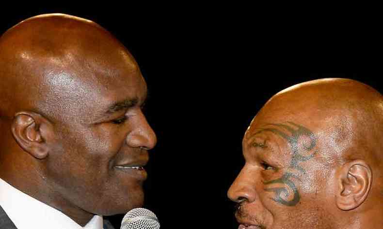  Os pugilistas norte-americanos Evander Holyfield e Mike Tyson negociam para reeditar uma luta de boxe histrica(foto: Ethan Miller/AFP%u201310/8/14)