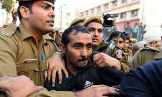 Yadav, no centro da imagem, escoltado por policiais(foto: AFP PHOTO/CHANDAN KHANNA/FILES )