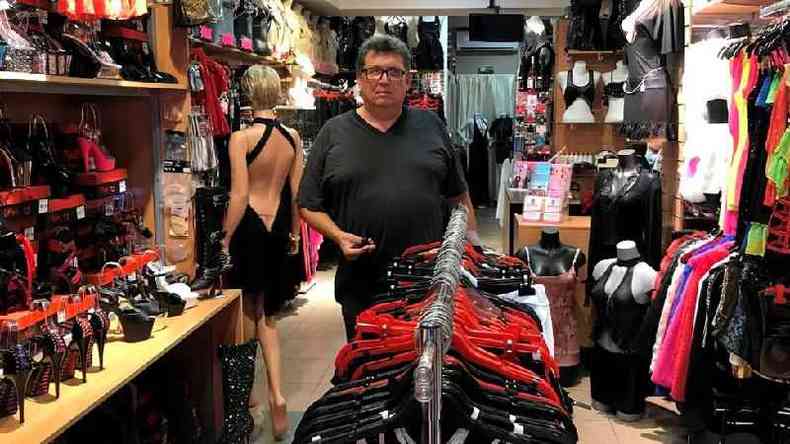 Philippe Barreau em sua loja de roupas sensuais(foto: BBC)