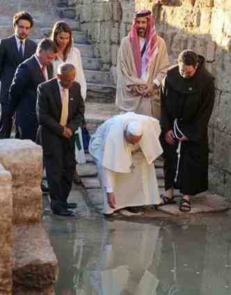 O Papa Francisco, o rei Abdullah II e a rainha Rania estiveram nas margens do Rio Jordo, onde acredita-se que Cristo tenha sido batizado (foto: SAMI KHAHMAN / AFP)