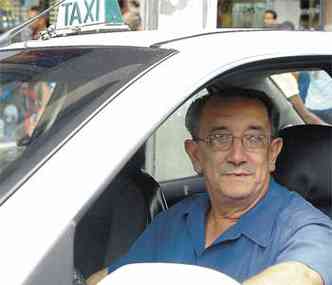 lio de Arajo, de 64 anos, 36 de praa, diz que as despesas impedem de manter o carro parado(foto: Ramon Lisboa/EM/D.A.Press)