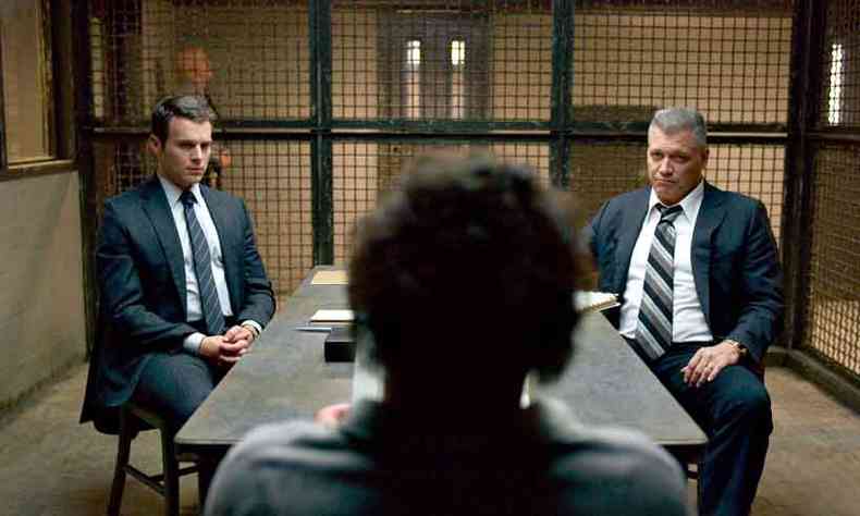 Os agentes Holden Ford (Jonathan Groff) e Bill Tench (Hold McCallany) protagonizam srie da Netflix (foto: NETFLIX/DIVULGAO)