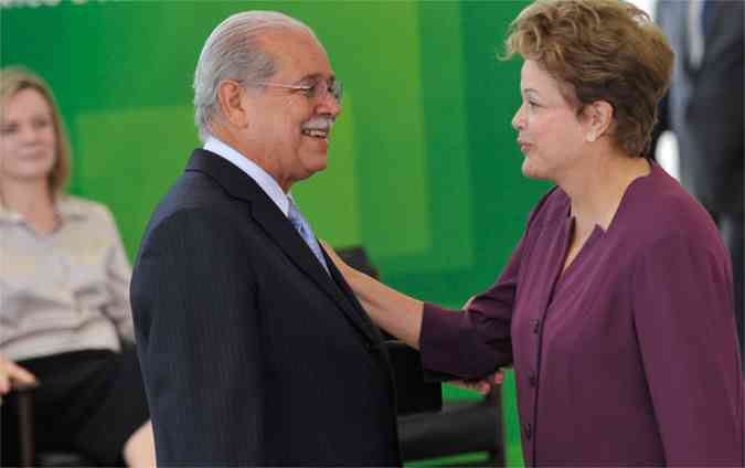 A presidente Dilma Rousseff empossa o novo ministro dos Transportes, Cesar Borges, no Palcio do Planalto (foto: Antonio Cruz/Abr )