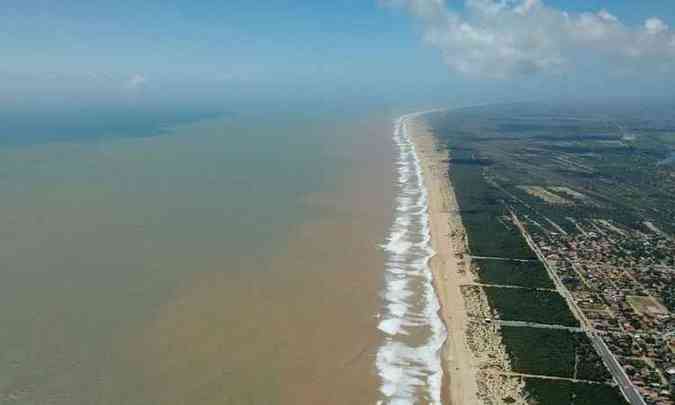 Ventos trouxeram de volta s praias 'onda de lama' com rejeitos(foto: Prefeitura de Linhares/Reproduo)