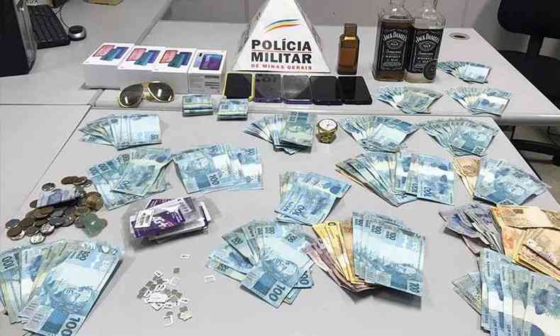 Os policiais do GAECO fizeram a apreenso de dinheiro em espcie, bebidas, roupas, celulares e chips, que estavam em poder dos golpistas(foto: Divulgao/PMMG)