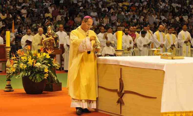 Fiis acompanham a missa que marca a renovao de votos de sacerdotes e a bno dos leos, celebrada por dom Walmor (foto: Jair Amaral/EM/DA Press)