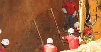 Bombeiros trabalham no resgate de duas pessoas que teriam sido soterradas(foto: Paulo Filgueiras/EM/DA Press)