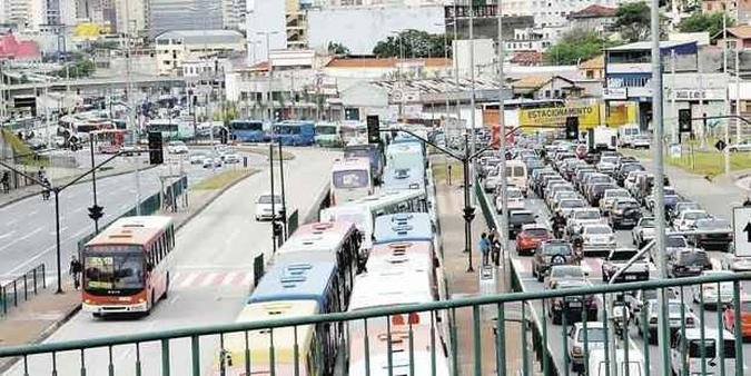Engarrafamento na Ant�nio Carlos ocorreu no trecho entre o Complexo da Lagoinha e o Hospital Belo Horizonte, no sentido Centro, durante a manh� de ontem(foto: Paulo Filgueiras/EM/D.A PRESS)