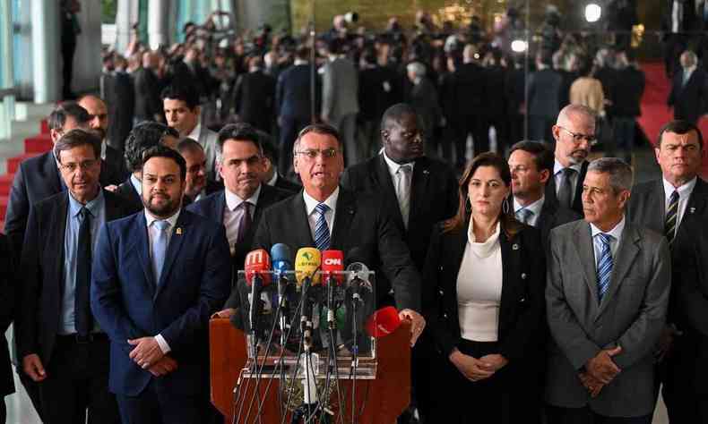 Bolsonaro e aliados se posicionam para pronunciamento do presidente
