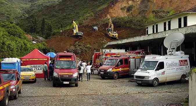 Corpo de Bombeiros resgataram nesta quarta-feira o corpo do segundo taxista soterrado em Ouro Preto(foto: Renato Weil/EM/D.A.Press)