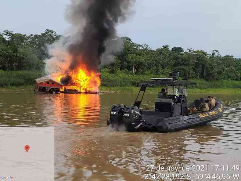 Imagem mostra embarcação sendo queimada 