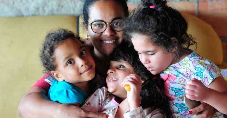 Tatiana Santos com as filhas Vitória, Rute e Ana: aniversário de 6 anos das meninas será comemorado hoje com a ajuda de vizinhos(foto: Fotos: Gladyston Rodrigues/EM/D.A Press)
