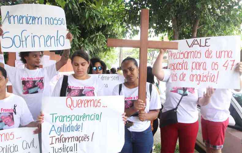 Familiares dos desaparecidos protestaram ontem, na porta do IML; profissionais do rgo trabalham em esquema especial para atender a maior demanda de sua histria(foto: Jair Amaral/EM/D.A Press)