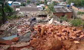 Primeiro imvel foi completamente destrudo e escombros atingiram o que ficava nos fundos(foto: Defesa Civil de Ipatinga/Divulgao)