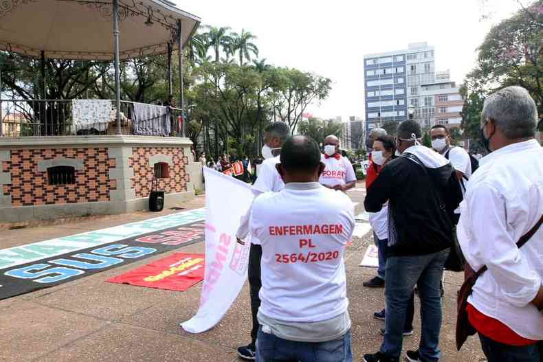 Ato nacional pelo Piso Nacional da Enfermagem acontece na Praa da Liberdade, na Regio Centro-Sul