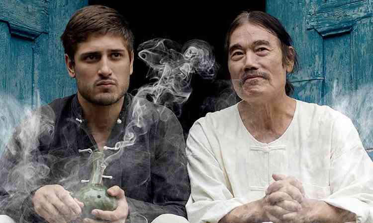 Daniel Rocha e Tony Lee fumam maconha em cena do filme O mestre da fumaa