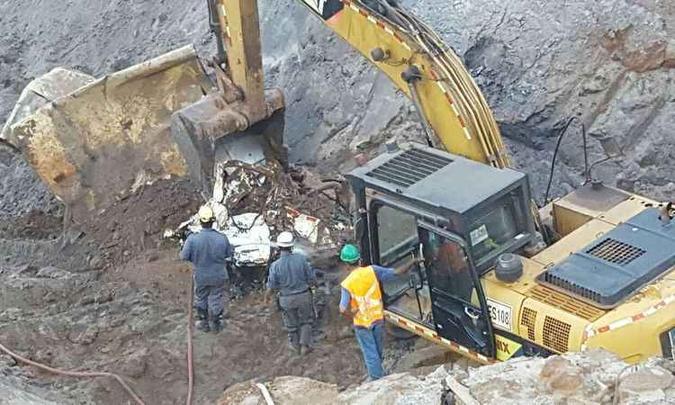 Militares usaram máquinas para chegar ao local e tirar as partes do veículo(foto: Corpo de Bombeiros/Divulgação) Militares usaram máquinas para chegar ao local e tirar as partes do veículo(foto: Corpo de Bombeiros/Divulgação)